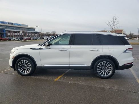 Used 2023 Lincoln Aviator AWD w/ Premium Package image 4