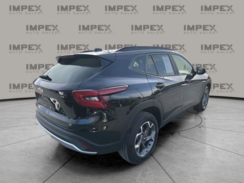Used 2025 Chevrolet Trax LT w/ LT Convenience Package image 5