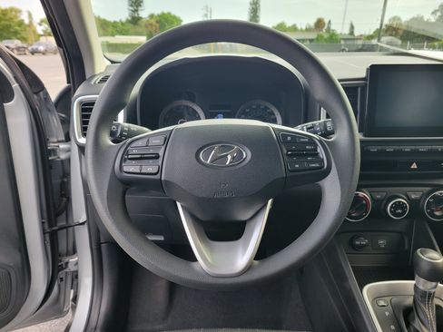 Used 2021 Hyundai Venue SE FWD image 12