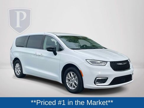 Used 2024 Chrysler Pacifica Touring-L image 2