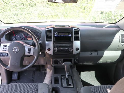 Used 2016 Nissan Frontier SV image 27