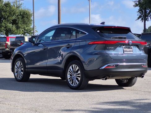 Used 2024 Toyota Venza XLE AWD/4WD image 3