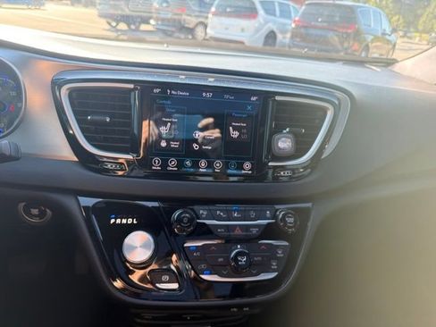 Used 2020 Chrysler Pacifica Touring-L w/ Advanced Safetytec Group AWD/4WD image 12