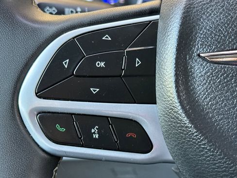 Used 2023 Chrysler Pacifica Touring-L image 27