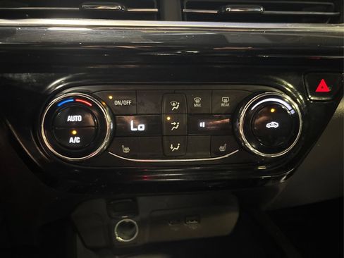 Used 2025 Chevrolet Trax RS w/ Sunroof Package FWD image 33