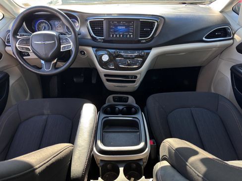 Used 2020 Chrysler Pacifica Touring image 25