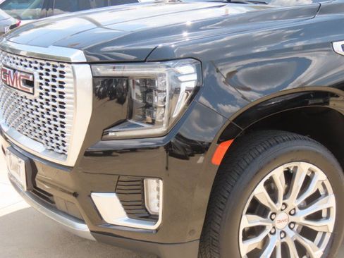 Used 2024 GMC Yukon XL Denali w/ Denali Reserve Package AWD/4WD image 3
