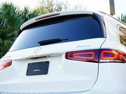 Used 2023 Mercedes-Benz GLS 450 4MATIC image 10