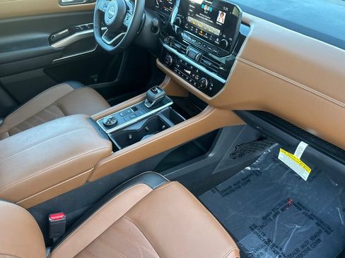 Used 2024 Nissan Pathfinder Platinum w/ Cargo Package AWD/4WD image 15