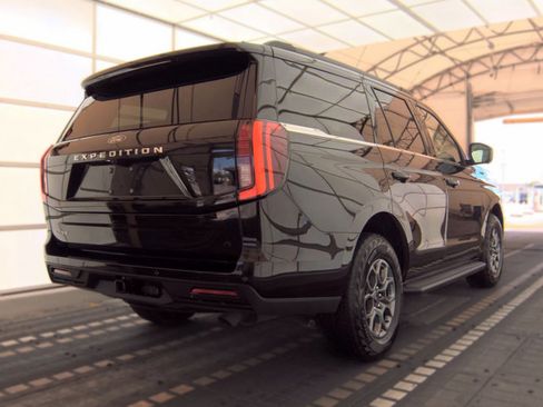 Used 2025 Ford Expedition Active RWD image 2