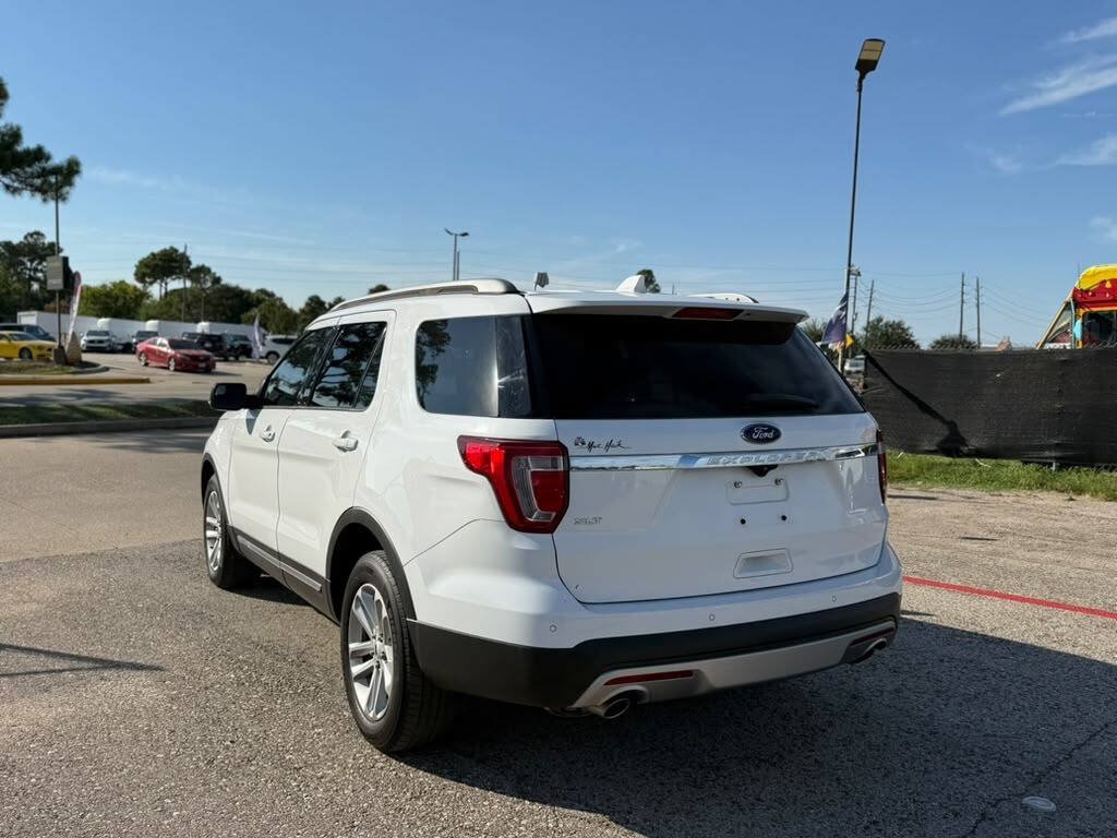 Used 2017 Ford Explorer XLT w/ Equipment Group 201A FWD image 17