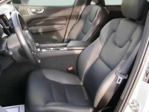 Used 2025 Volvo XC60 B5 Plus image 13