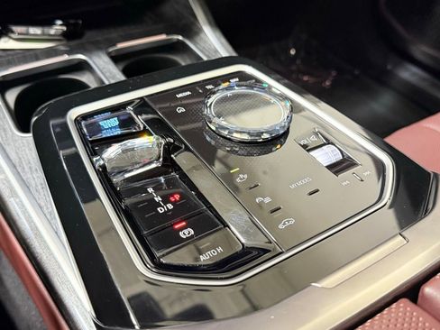 Used 2024 BMW i7 xDrive60 image 28