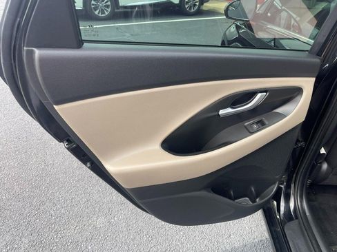 Used 2018 Hyundai Elantra GT FWD image 17