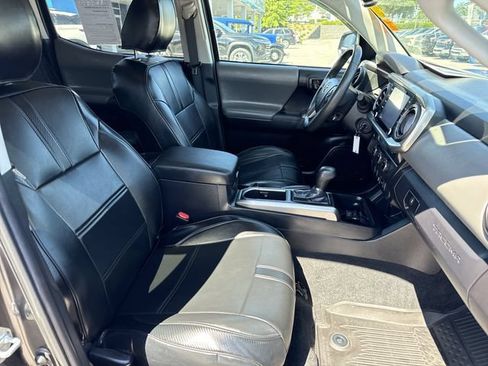 Used 2022 Toyota Tacoma SR5 RWD image 24