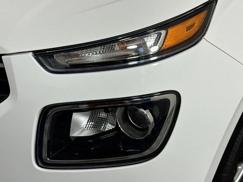 New 2025 Hyundai Venue SEL FWD image 3