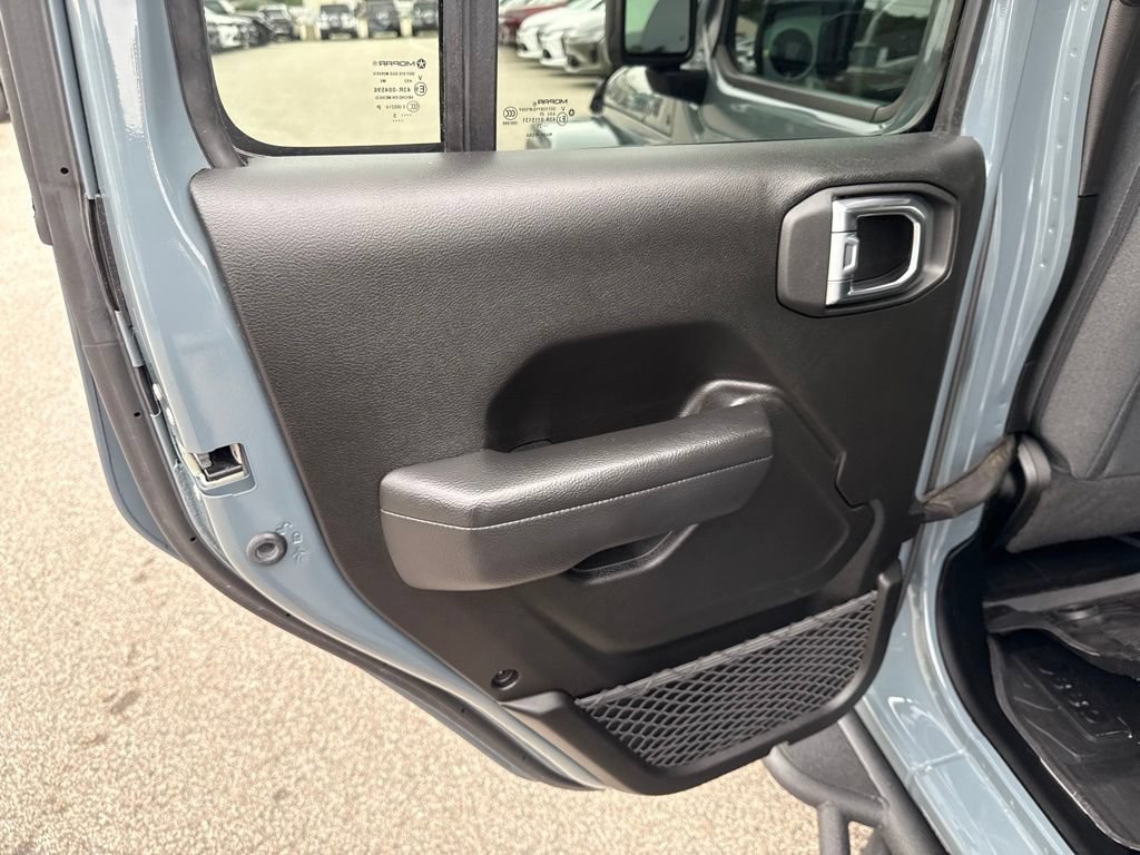 Certified 2025 Jeep Gladiator Sport AWD/4WD image 21