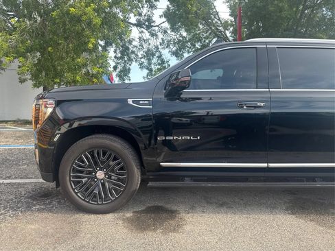 Used 2021 GMC Yukon XL Denali w/ Denali Premium Package AWD/4WD image 25