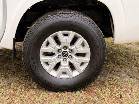 Used 2023 Nissan Frontier SV image 10