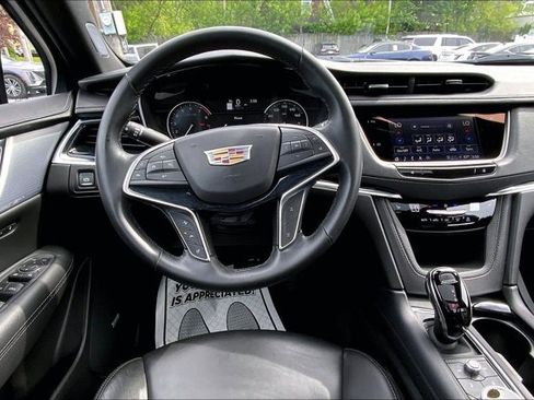 Used 2025 Cadillac XT5 Premium Luxury AWD/4WD image 4