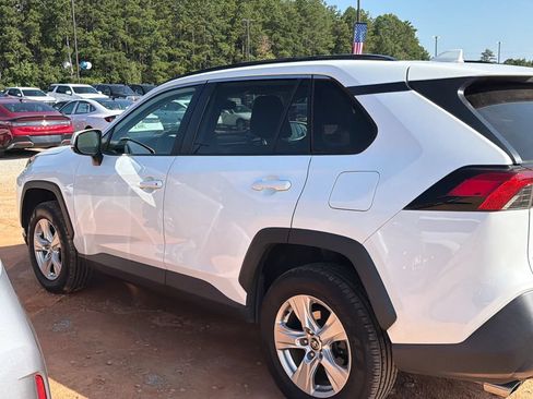 Used 2021 Toyota RAV4 XLE AWD/4WD image 7