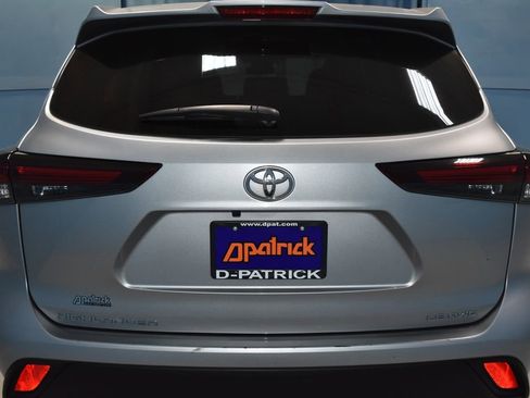 Used 2024 Toyota Highlander AWD image 30