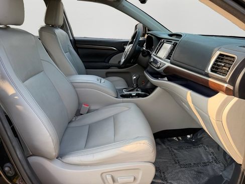 Used 2014 Toyota Highlander Limited Platinum AWD/4WD image 8