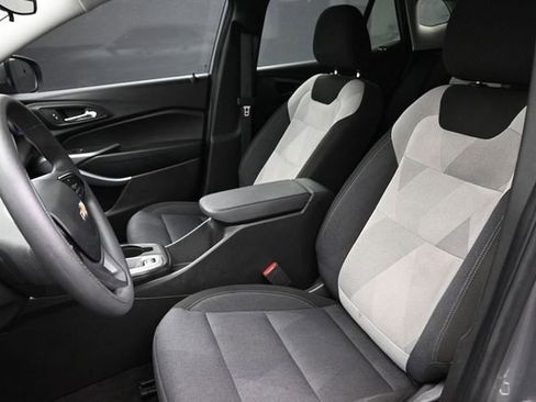 Used 2025 Chevrolet Trax LS w/ LS Convenience Package FWD image 13