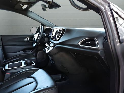Used 2025 Chrysler Pacifica Select FWD image 71