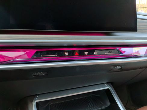 Certified 2023 BMW 760i xDrive w/ Executive Package image 18