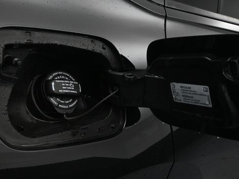 Used 2023 Volkswagen Tiguan SE R-Line image 11