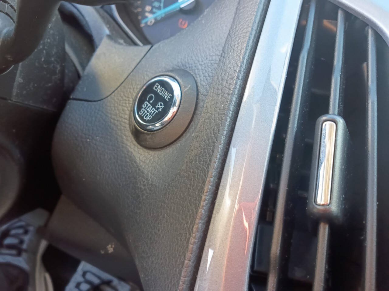 Used 2014 Ford Focus Titanium w/ Luxury Package FWD image 20
