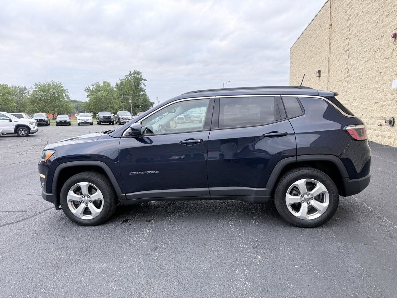 Used 2017 Jeep Compass Latitude w/ Popular Equipment Group AWD/4WD image 2