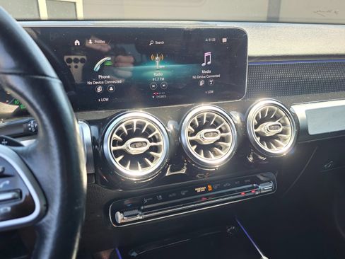 Used 2021 Mercedes-Benz GLB 250 w/ Premium Package image 33