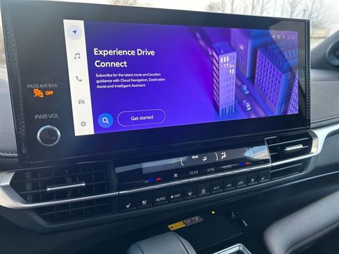 Used 2025 Toyota Sienna Platinum image 12