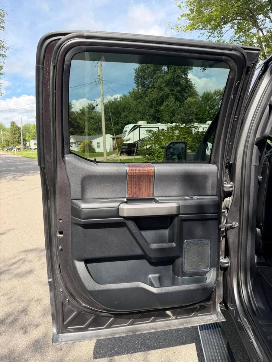 Used 2015 Ford F150 Platinum w/ Equipment Group 701A Luxury AWD/4WD image 15