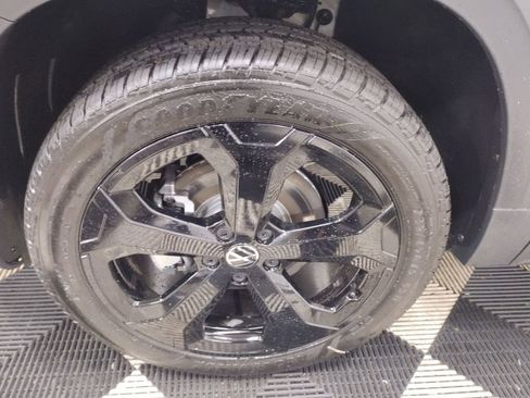 New 2025 Volkswagen Taos SEL image 5