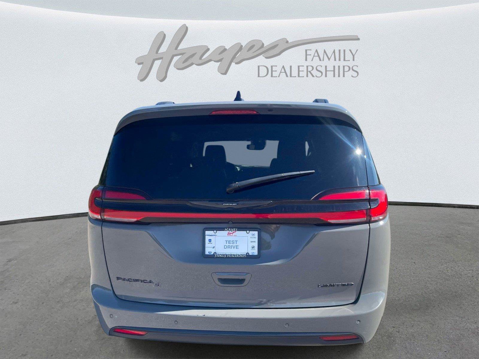 Used 2025 Chrysler Pacifica Limited FWD image 4