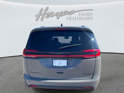 Used 2025 Chrysler Pacifica Limited FWD image 4