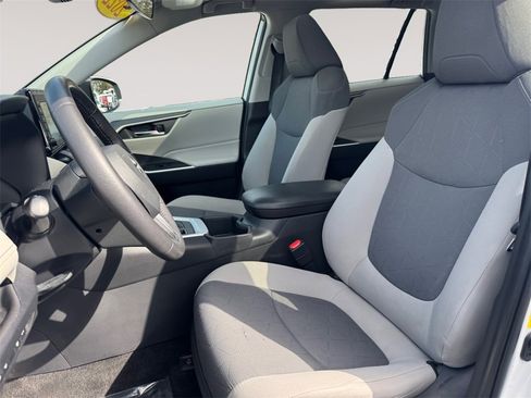 Used 2022 Toyota RAV4 XLE w/ Convenience Package image 9