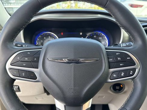 Used 2023 Chrysler Pacifica Touring-L image 29
