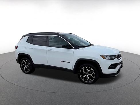 Used 2025 Jeep Compass Limited AWD/4WD image 2