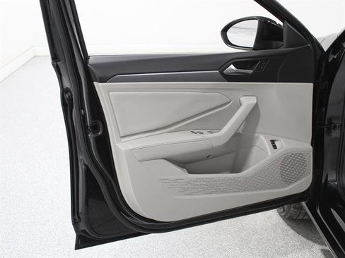 Certified 2023 Volkswagen Jetta SE image 4