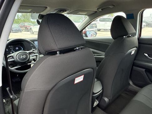 Used 2025 Hyundai Elantra SE FWD image 23