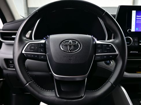 Used 2023 Toyota Highlander XLE AWD/4WD image 24