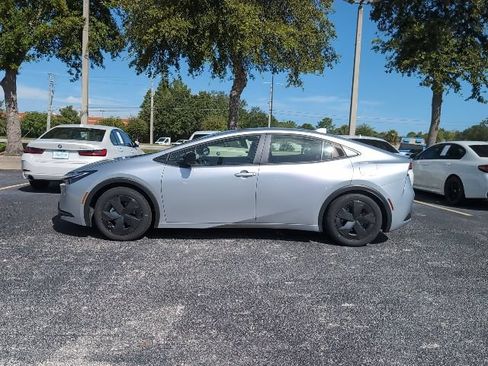 Used 2025 Toyota Prius LE FWD image 3