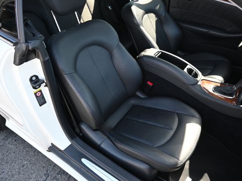 Used 2009 Mercedes-Benz CLK 550 Coupe image 31