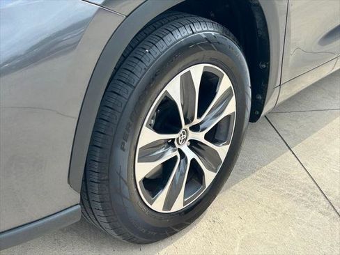 Certified 2025 Toyota Highlander XLE FWD image 9