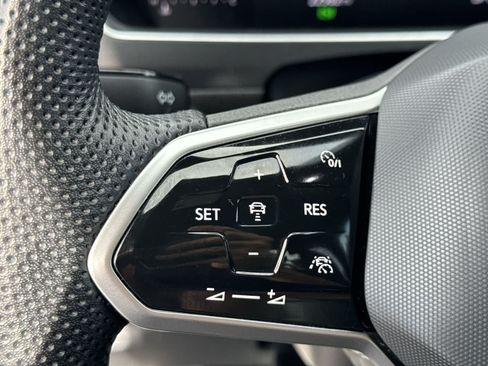 Certified 2023 Volkswagen Tiguan SE R-Line FWD image 30