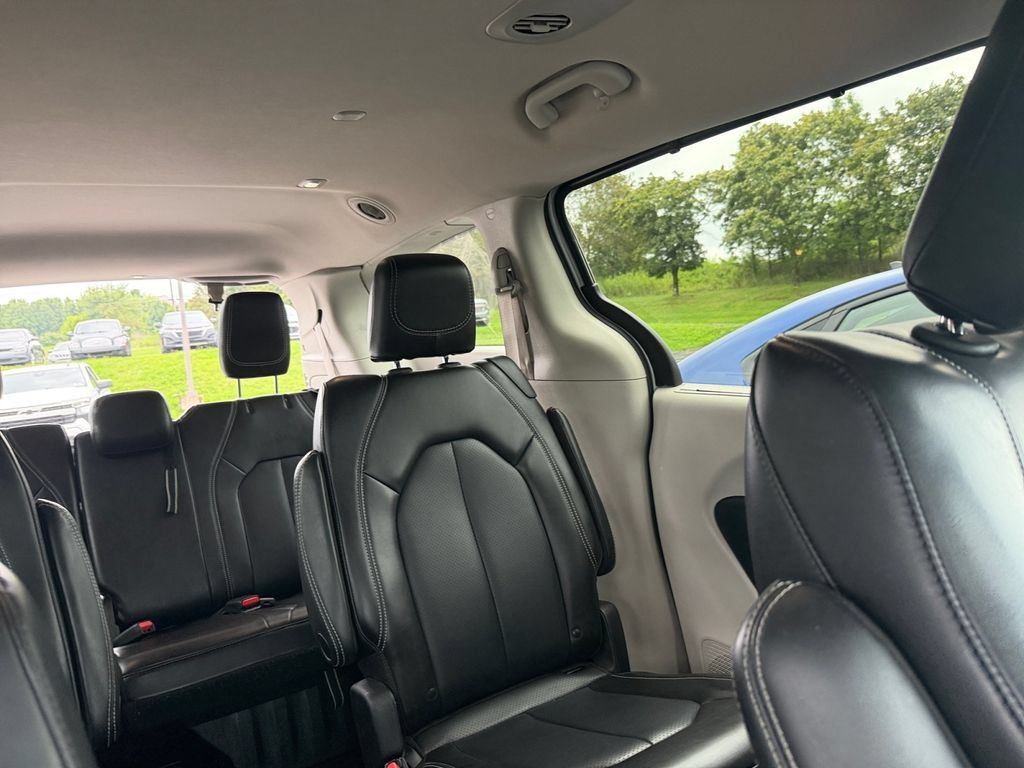 Used 2023 Chrysler Pacifica Touring-L FWD image 29